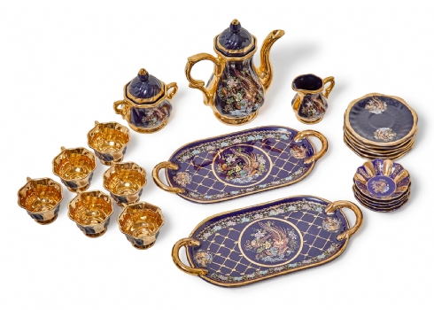 22 כלי חרסינה מעוטרים בזהב על רקע כחול חתומים