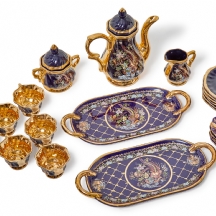 22 כלי חרסינה מעוטרים בזהב על רקע כחול חתומים