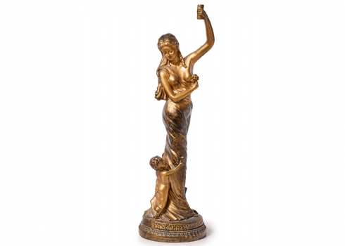 פסל בדמות אישה וילד עשויים חומר יצוק צבוע בגוון זהב