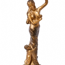 פסל בדמות אישה וילד עשויים חומר יצוק צבוע בגוון זהב