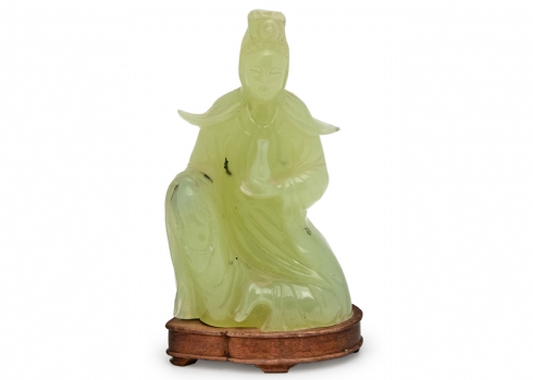 פסל סרפנטיין (Serpentine) סיני מגולף ביד ובסיס עץ