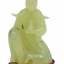 פסל סרפנטיין (Serpentine) סיני מגולף ביד ובסיס עץ