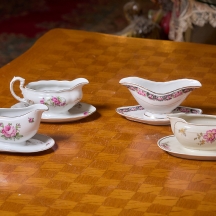 4 רטביות לבנות מעוטרות בפרחים, חתומות