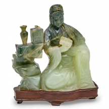 פסל סיני עשוי ג'ייד (Jade) מגולף בעבודת יד, עם בסיס עץ תואם