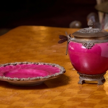 זוג כלי נוי עשויים חרסינה מעוטרים אמייל בגוון ורוד והתקני מתכת