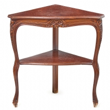 רהיט פינתי קטן עשוי עץ מגולף