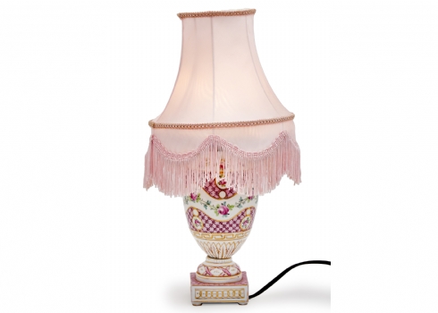 מנורה שולחנית גרמנית עשויה פורצלן (ברזדן) מעוטרת ציורי יד, חתומה