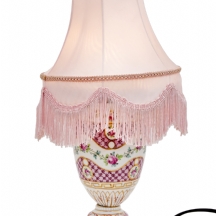 מנורה שולחנית גרמנית עשויה פורצלן (ברזדן) מעוטרת ציורי יד, חתומה