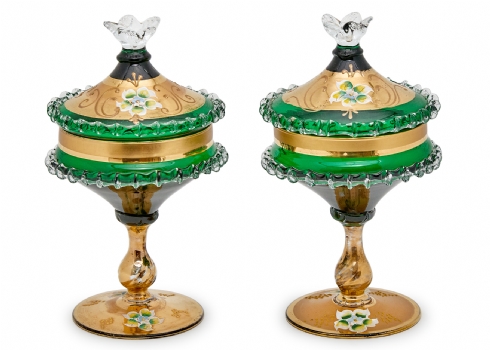 זוג כלי זכוכית צ'כים עשוים בעבודת ניפוח ידנית ומכסים תואמים