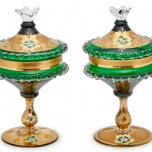 זוג כלי זכוכית צ'כים עשוים בעבודת ניפוח ידנית ומכסים תואמים