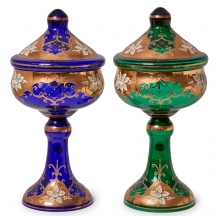 זוג כלי זכוכית צ'כים עשוים בעבודת ניפוח ידנית ומכסים תואמים