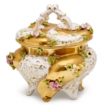 כלי חרס איטלקי ומכסה תואם מעוטר בפרחים מפוסלים עבודת יד