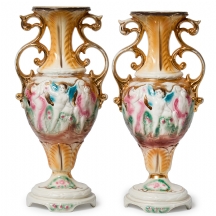 זוג אגרטלים איטלקיים עשויים חרס, מעורים בצביעת יד באמייל ובזהב חתומים