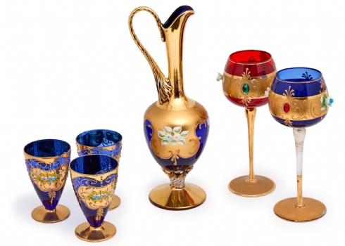 שישה חפצי זכוכית עשויים בעבודת ניפוח ידנית, דגמים שונים