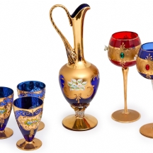 שישה חפצי זכוכית עשויים בעבודת ניפוח ידנית, דגמים שונים