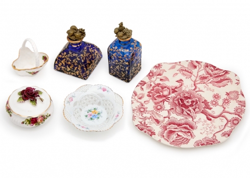 לוט של 6 חפצי נוי עשויים פורצלן וזכוכית, מעוטרים חלקם חתומים