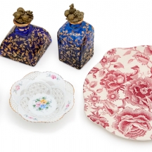 לוט של 6 חפצי נוי עשויים פורצלן וזכוכית, מעוטרים חלקם חתומים