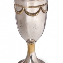 אגרטל עתיק בצורת גביע עשוי פליז מצופה כסף, לא חתום