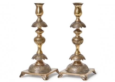 זוג פמוטים לשבת בסגנון פולני ורשאי עתיק עשויים פליז, לא חתומים