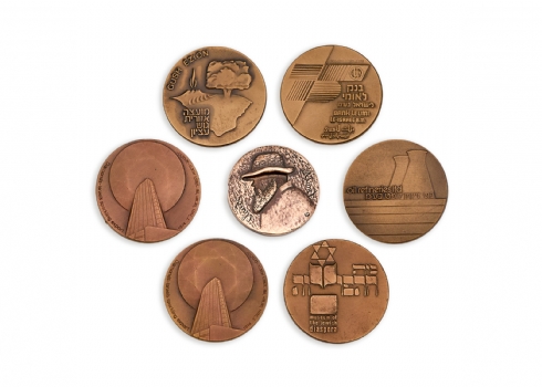 7 מדליות נחושת שונות דגמים שונים