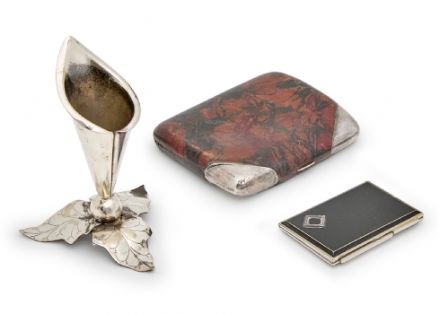 3 פרטי אספנות:פודריה, אגרטל שולחני קטן ופלסק לאלכוהול