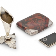 3 פרטי אספנות:פודריה, אגרטל שולחני קטן ופלסק לאלכוהול