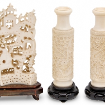 3 חפצי נוי סיניים שולחניים מחומר טבעי מגולף, בסיסי עץ