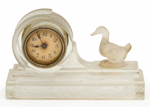 שעון שולחני מתקופת סגנון האר דקו, עשוי 'זכוכית קרח', מעוטר בדמות ברווז לא חתום