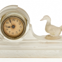 שעון שולחני מתקופת סגנון האר דקו, עשוי 'זכוכית קרח', מעוטר בדמות ברווז לא חתום