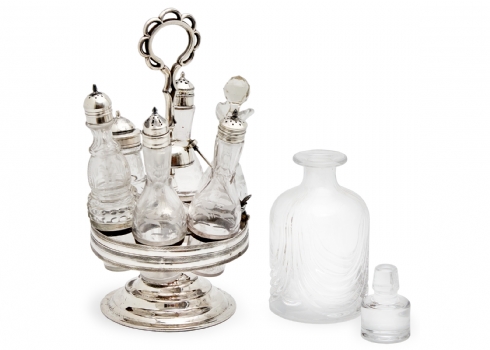 זוג כלי הגשה עשויים מתכת מוכספת וזכוכית דקנטר ופקק תואם