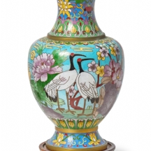 כד קלואזונה (Cloisonne) סיני עשוי נחושת מוזהבת ואמייל