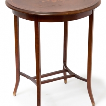 שולחן קפה עשוי עץ בסגנון עתיק, המשטח העליון מעוטר בסגנון מרקטרי