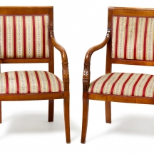 זוג כיסאות בסגנון עתיק עשויים עץ וריפוד בד