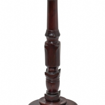 עמוד תצוגה לפסל עשוי עץ מגולף