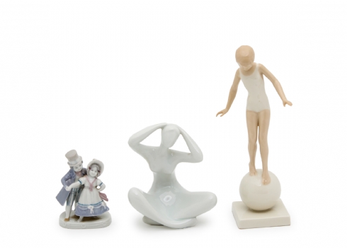 שלושה פסלוני פורצלן