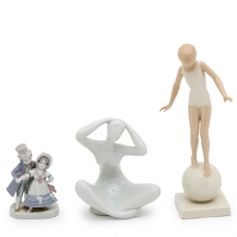 שלושה פסלוני פורצלן