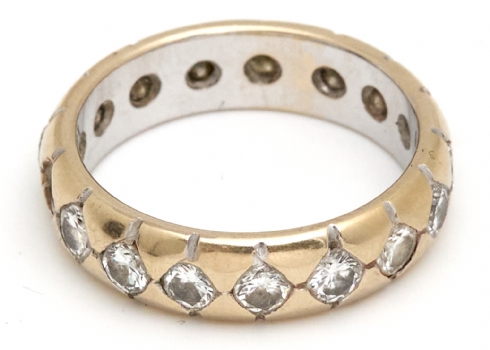 טבעת איטרניטי עשויה זהב לבן 18 קארט משובצת יהלומים