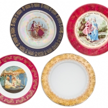 4 צלחות שונות, יצרנים ודגמים שונים, חתומות