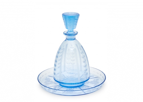 סט של בקבוק ליקר מזכוכית כחולה חרוטה עם צלחת תואמת