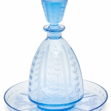 סט של בקבוק ליקר מזכוכית כחולה חרוטה עם צלחת תואמת