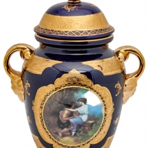 צנצנת פורצלן דקורטיבית עם סצנה רומנטית בסגנון רנסנס, כחול קובלט וזהב
