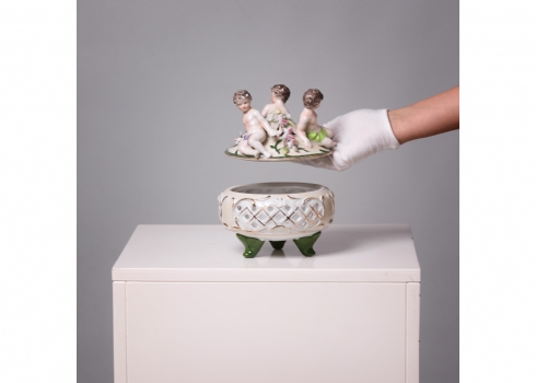 צנצנת פורצלן וינטג’ עם מכסה, בעיטור קופידונים ופרחי פורצלן