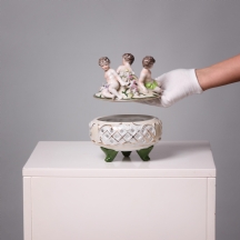 צנצנת פורצלן וינטג’ עם מכסה, בעיטור קופידונים ופרחי פורצלן