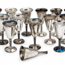 13 כוסות יין עשויות מתכת ומצופות כסף, חתומות