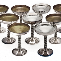 9 כוסות שמפניה עשויות מתכת ומצופות כסף חתומות