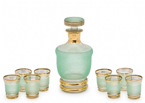 סט ליקר הכולל קראף ושש כוסיות זכוכית בגוון ירקרק עם עיטורי זהב
