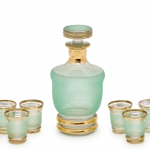 סט ליקר הכולל קראף ושש כוסיות זכוכית בגוון ירקרק עם עיטורי זהב