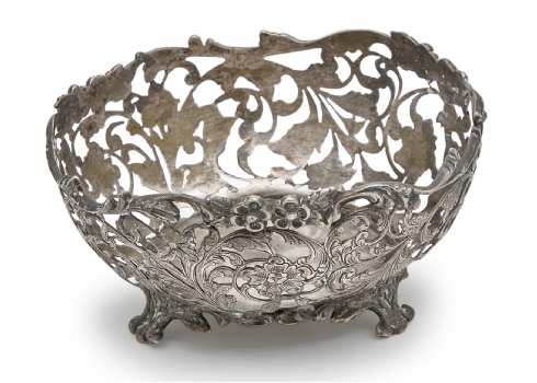 כלי כסף עתיק, חתום, עשוי כסף '800' ומעוטר בעבודת ניסור ידנית, משקל: 158 גרם