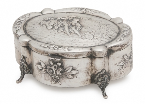 קופסת כסף עשויה כסף '800' (לא חתומה אך טוהר הכסף נבדק), חלקה הפנימי מוזהב