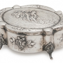 קופסת כסף עשויה כסף '800' (לא חתומה אך טוהר הכסף נבדק), חלקה הפנימי מוזהב